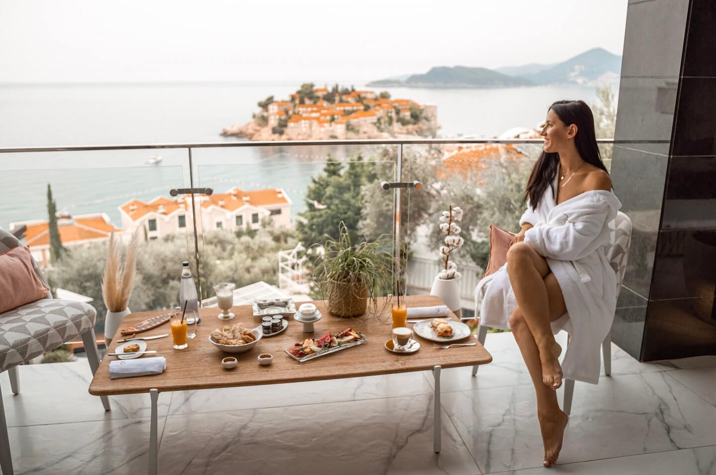 Breakfast with a Sveti Stefan view at Villa Geba