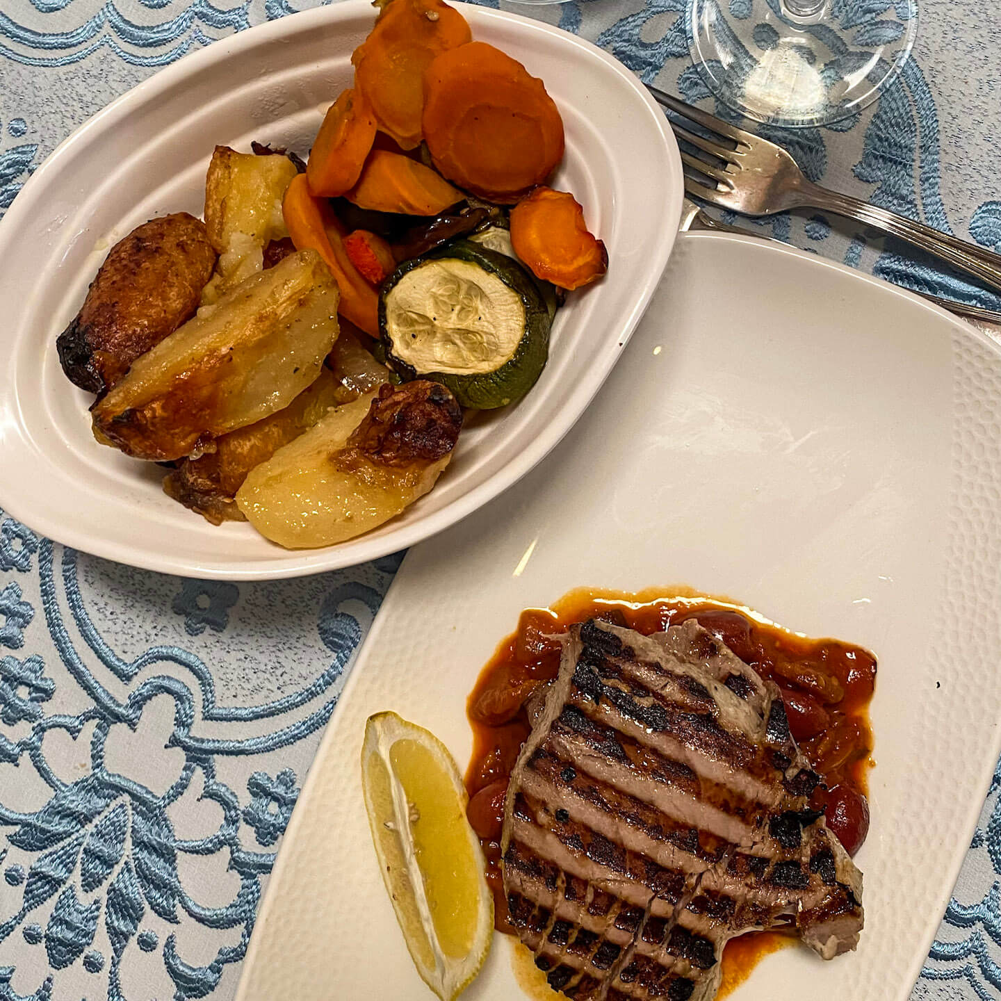 Tuna steak and vegetables