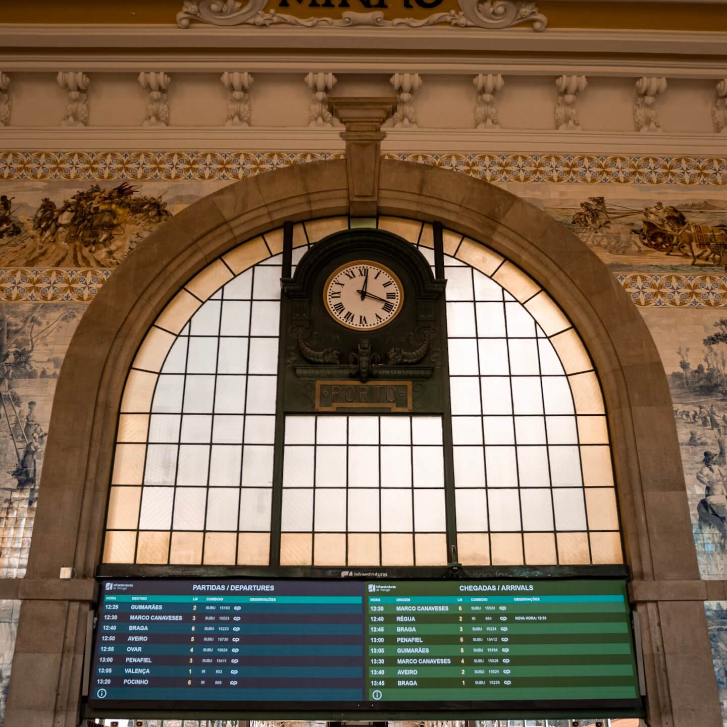 Clock and timetable of Porto train station